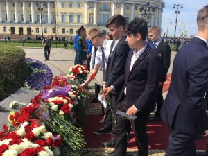 Обучающиеся Павловской гимназии вместе с директором Дмитрием Георгиевичем Ефимовым приняли участие в торжественной церемонии возложения цветов к Медному всаднику на Сенатской площади