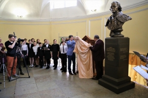 Грачья Мисакович Погосян передал памятный знак, посвященный императору Павлу I, на временное хранение в стены Павловской гимназии